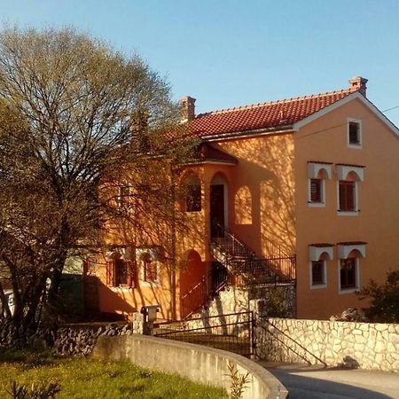 Apartments Laura Пинезичи Экстерьер фото