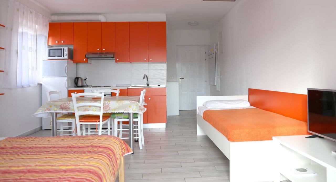 Apartments Laura Пинезичи Экстерьер фото