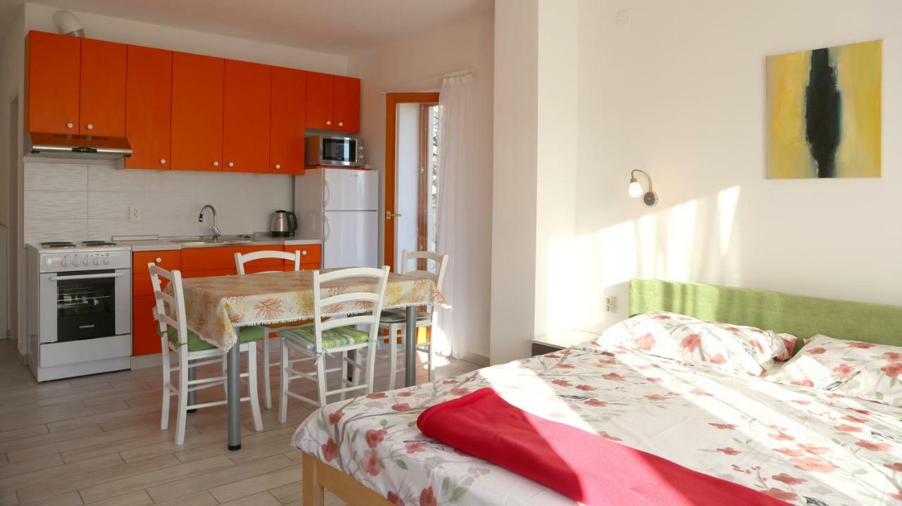 Apartments Laura Пинезичи Экстерьер фото