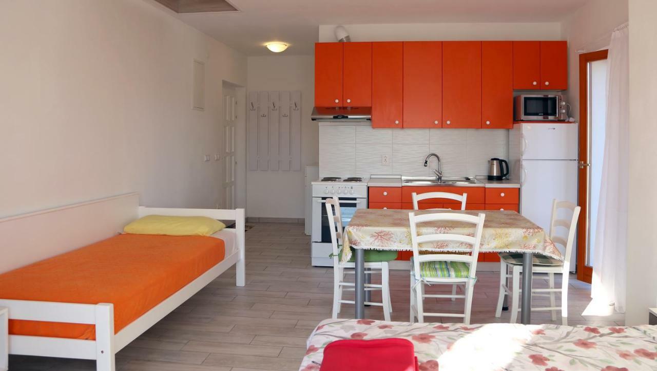 Apartments Laura Пинезичи Экстерьер фото